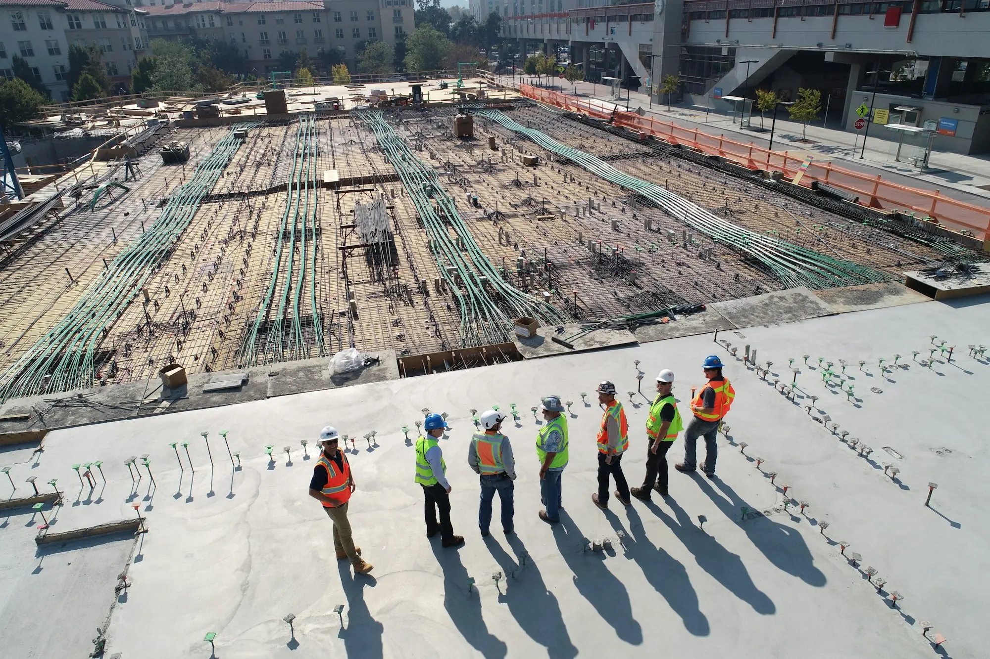 Équipe de chantier devant des fondations