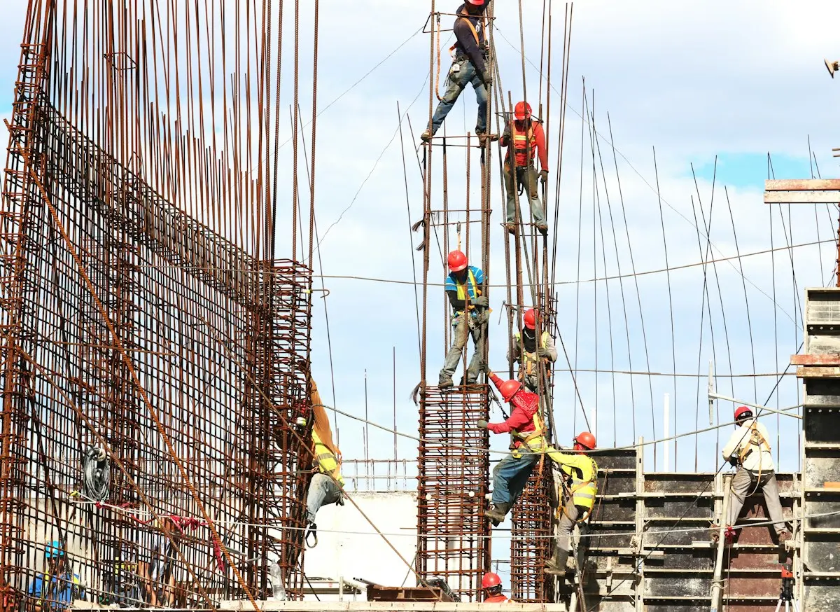 Ouvriers sur la structure d'un immeuble en construction