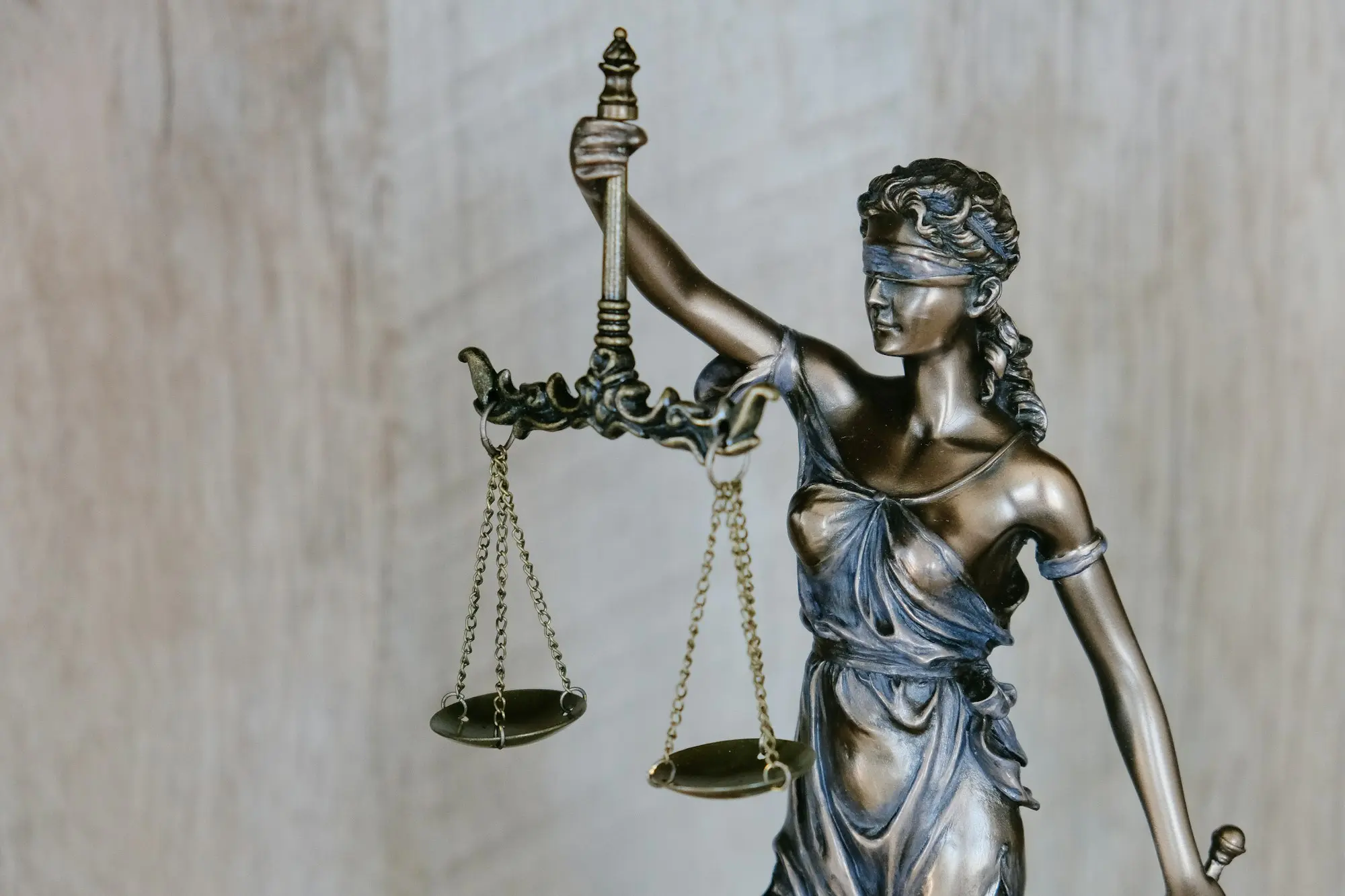 Statue de la justice et sa balance