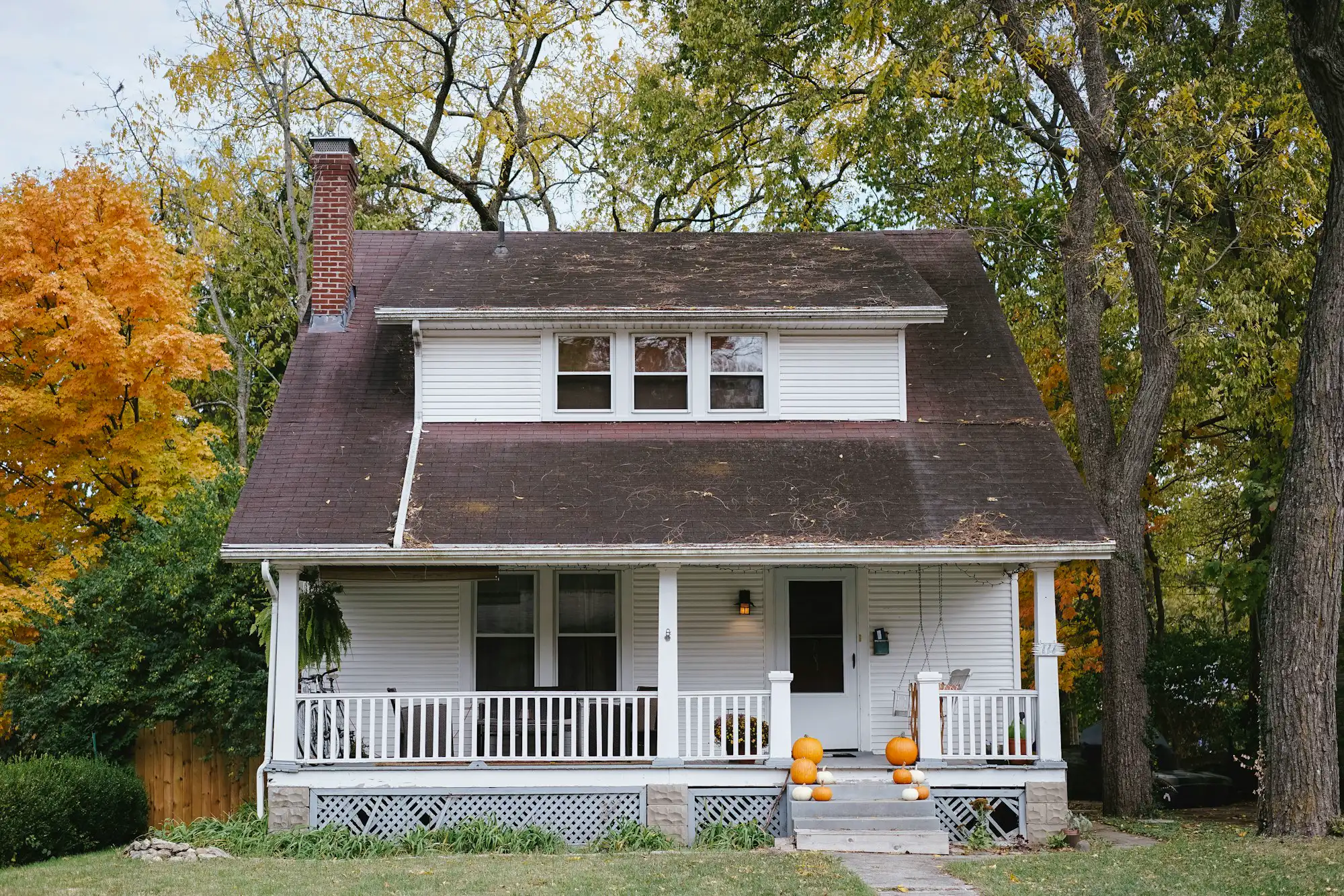 Maison à galerie couverte, arbres d'automne
