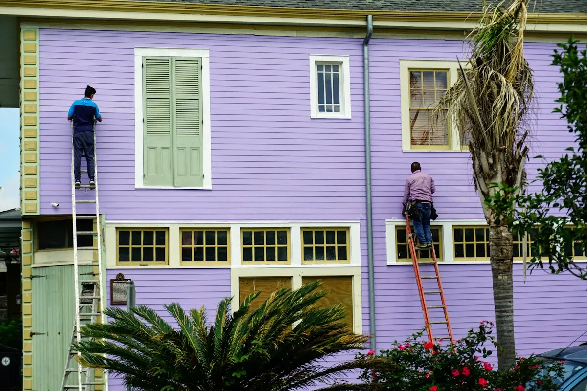 Peintres sur la façade d'une maison