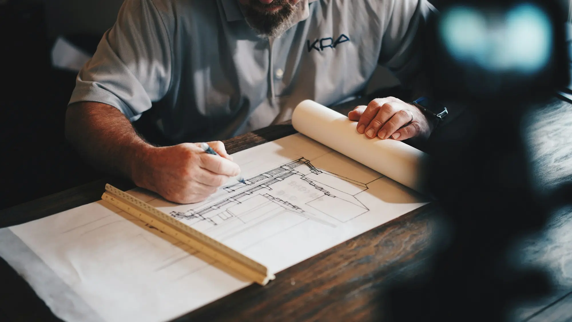 Plans d'architecte déroulés sur une table