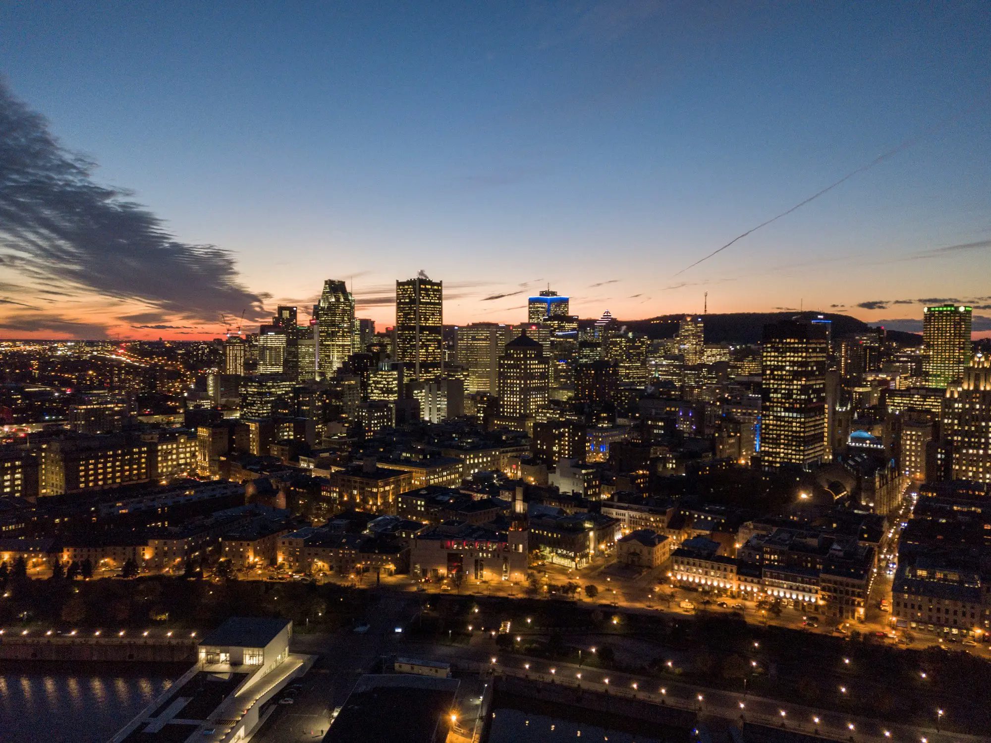 Ville la nuit vue d'en haut